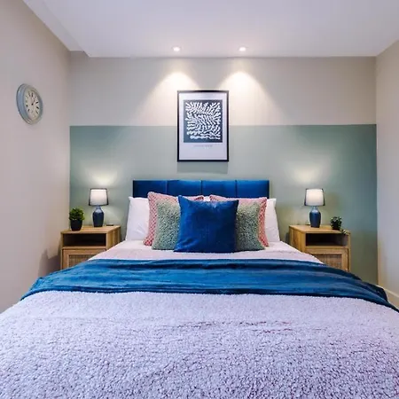 Apartment Exquisite Abode Sleeps 6! *