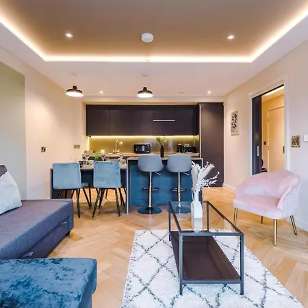 Apartment Exquisite Abode Sleeps 6! York