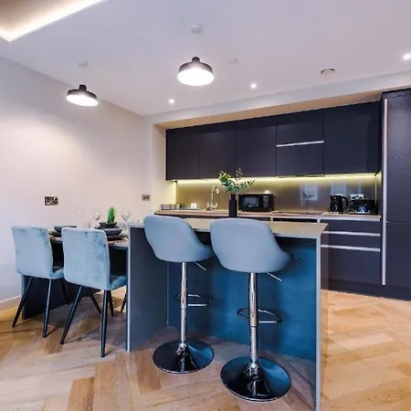 Apartment Exquisite Abode Sleeps 6!