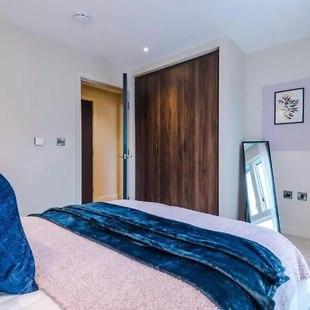 Apartment Exquisite Abode Sleeps 6! York