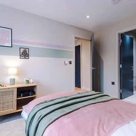 Exquisite Abode Sleeps 6! Apartment York
