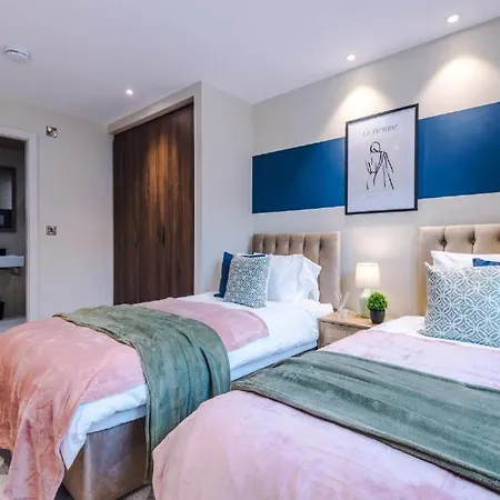 Apartment Exquisite Abode Sleeps 6!