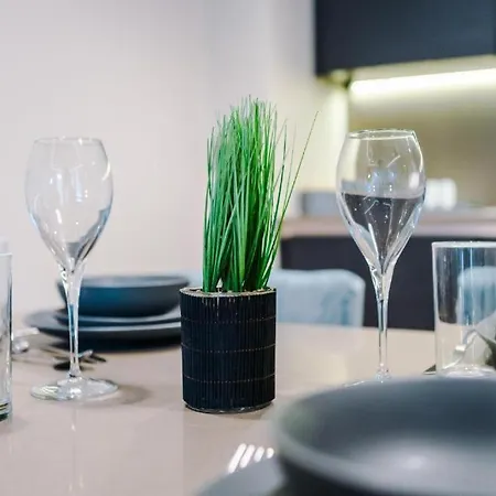 Exquisite Abode Sleeps 6!