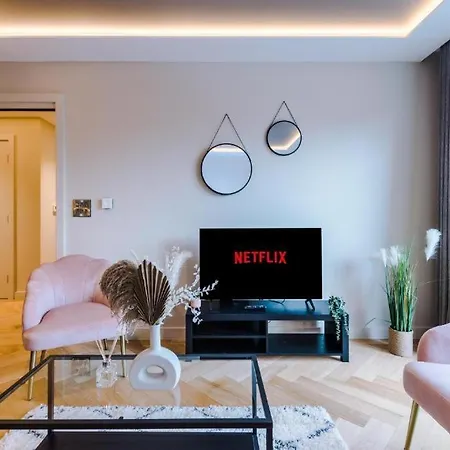 Apartment Exquisite Abode Sleeps 6!