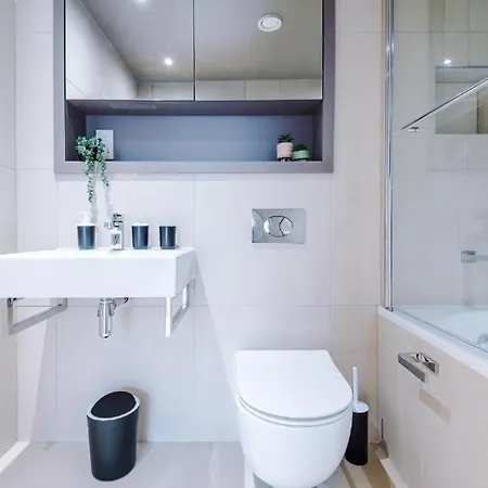 Exquisite Abode Sleeps 6! Apartment York