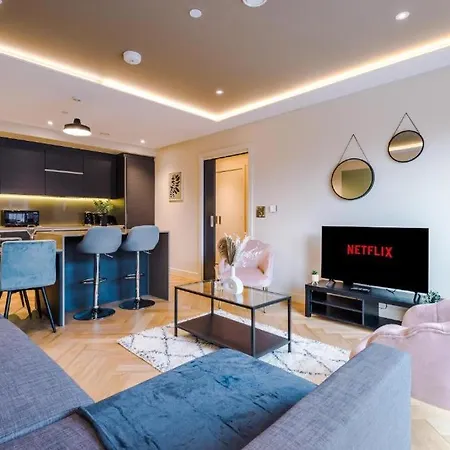 Exquisite Abode Sleeps 6! *