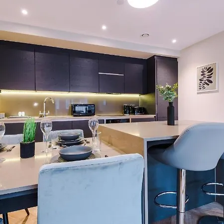Apartment Exquisite Abode Sleeps 6!