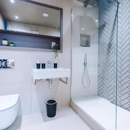 Exquisite Abode Sleeps 6! Apartment York